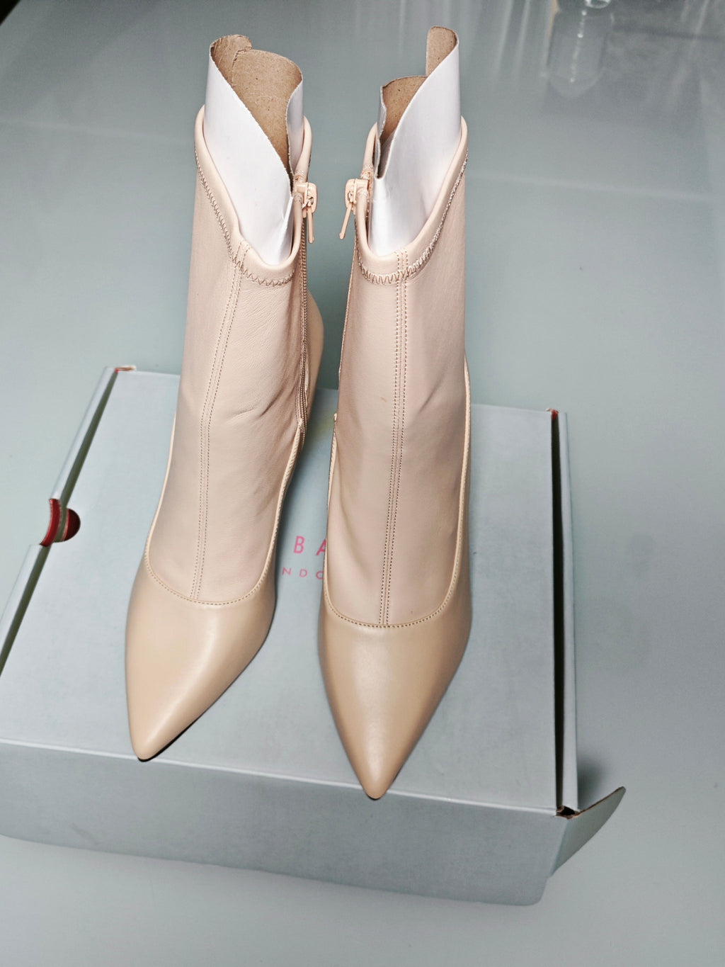 🤍 Botines TED BAKER London nude de piel con tacón geométrico  translúcido  🤍