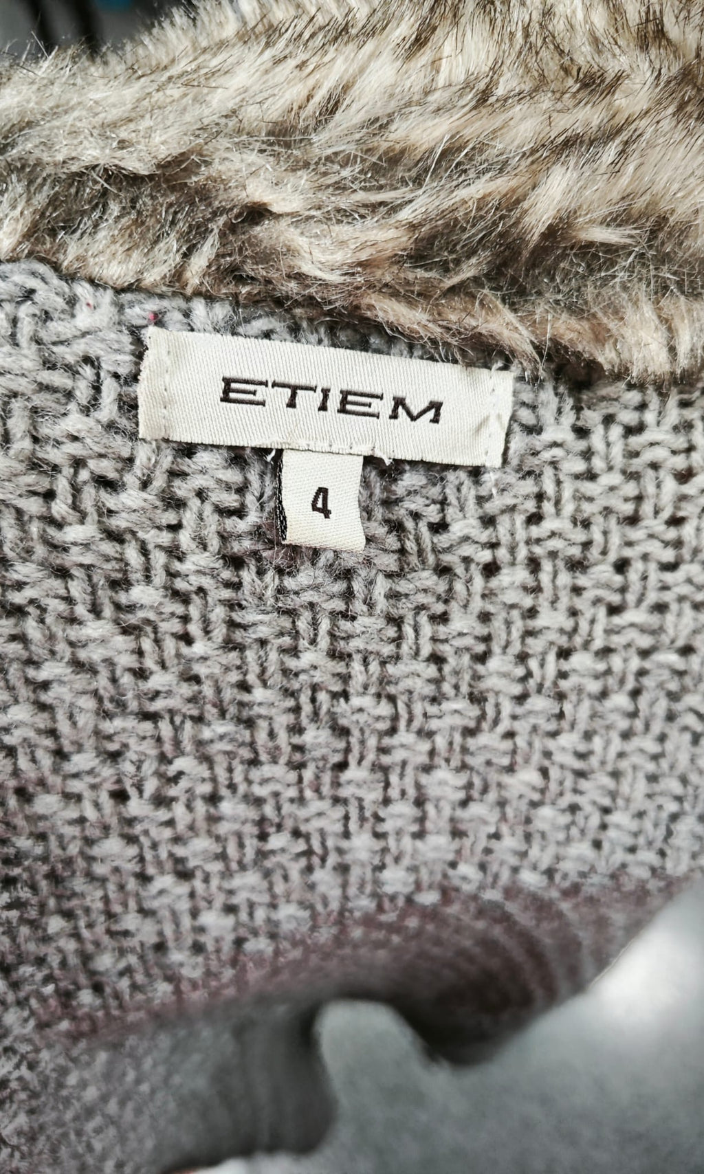 Abrigo vintage ETIEM de segunda mano curvy gris con pelo sintético y cinturón | Tallas 46–56