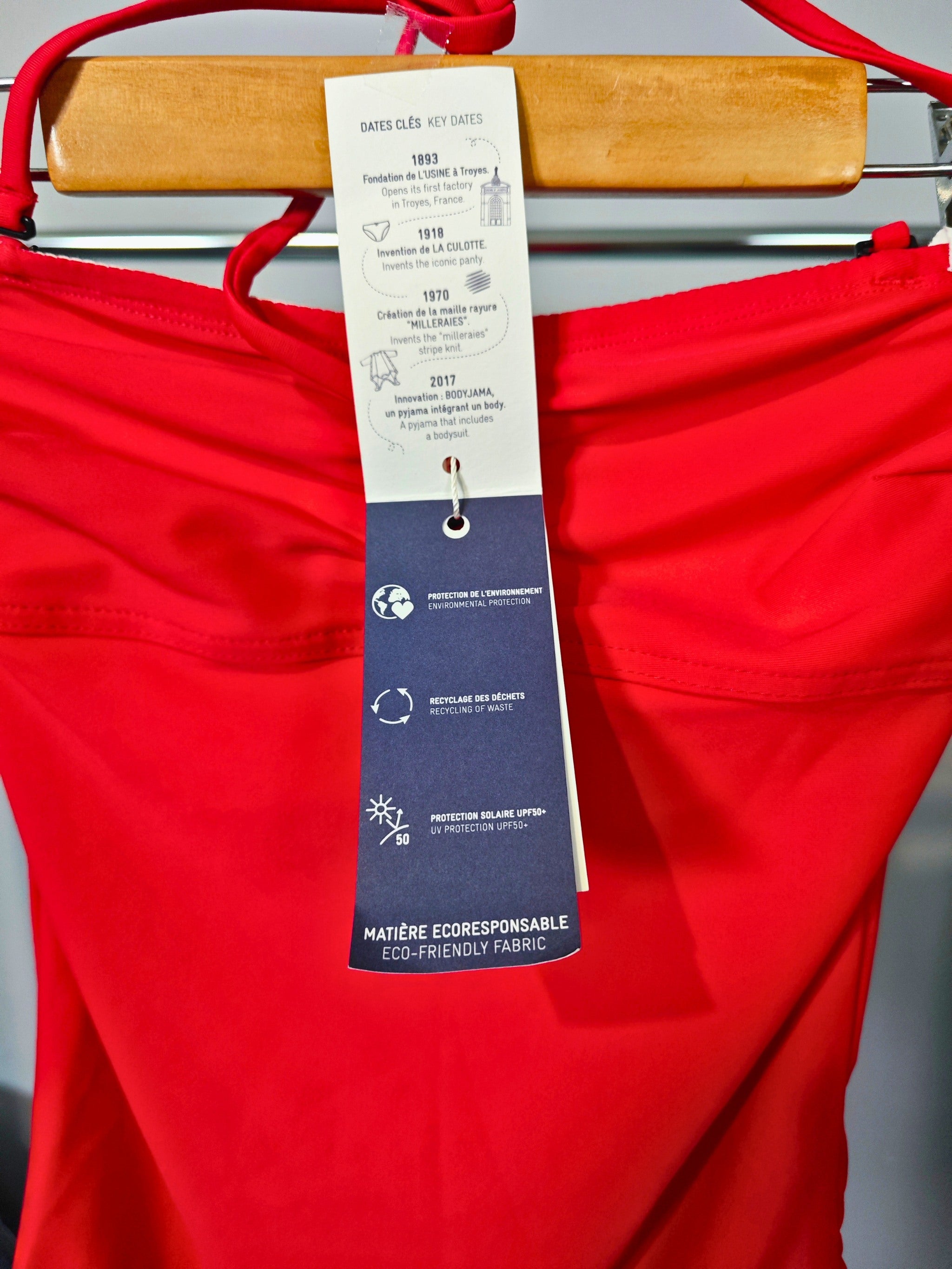 Detalle tejido eco responsable Petit Bateau bañador mujer con protección solar UPF50 y material sostenible