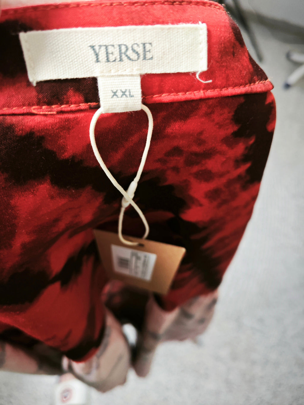 ❤️🔥 Blusa YERSE tie-dye roja y negra oversize – estilo moderno y vibrante  🔥❤️