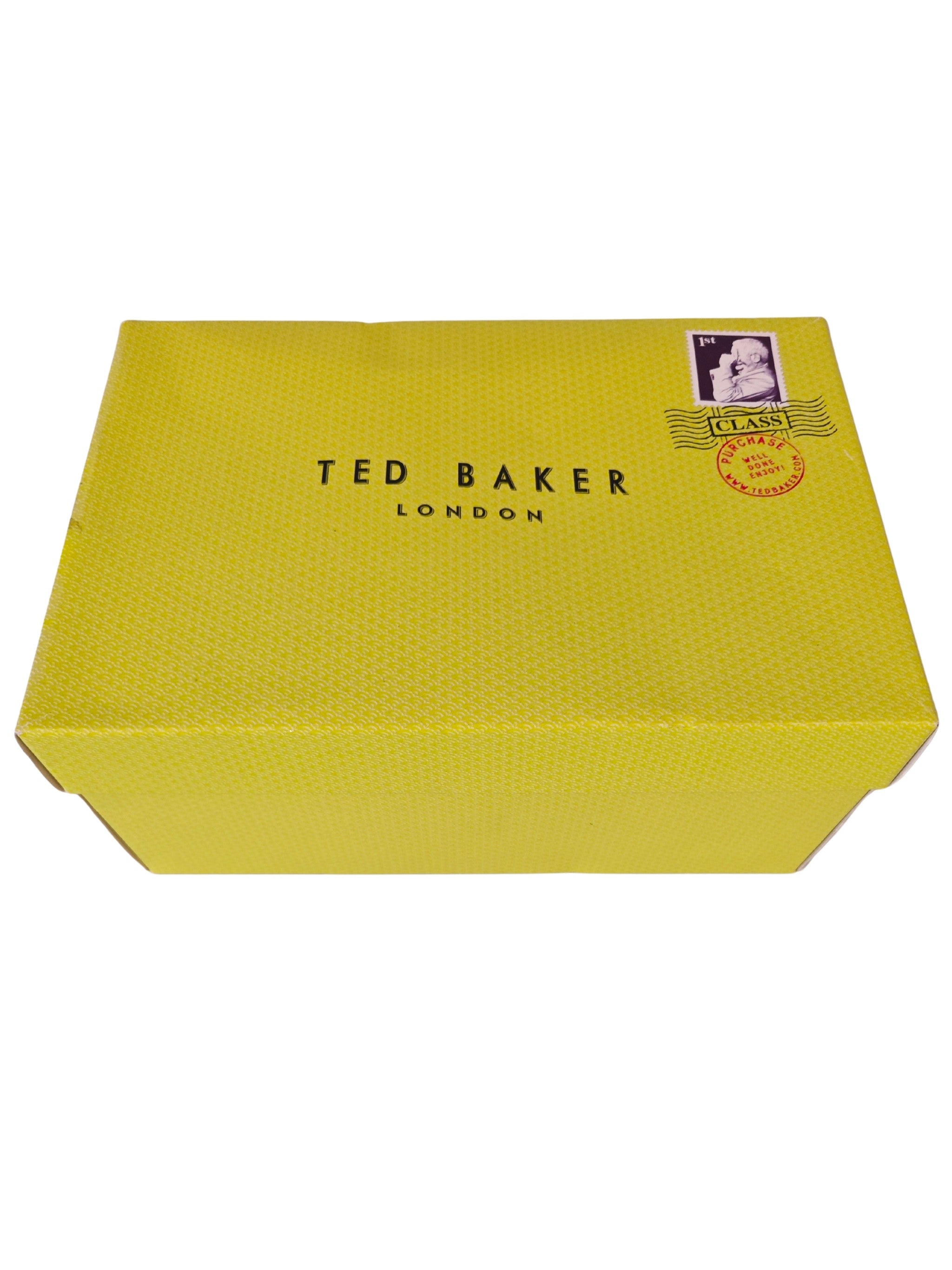 Caja original Ted Baker London amarilla con sello postal, packaging premium incluido con las sandalias NEELIA