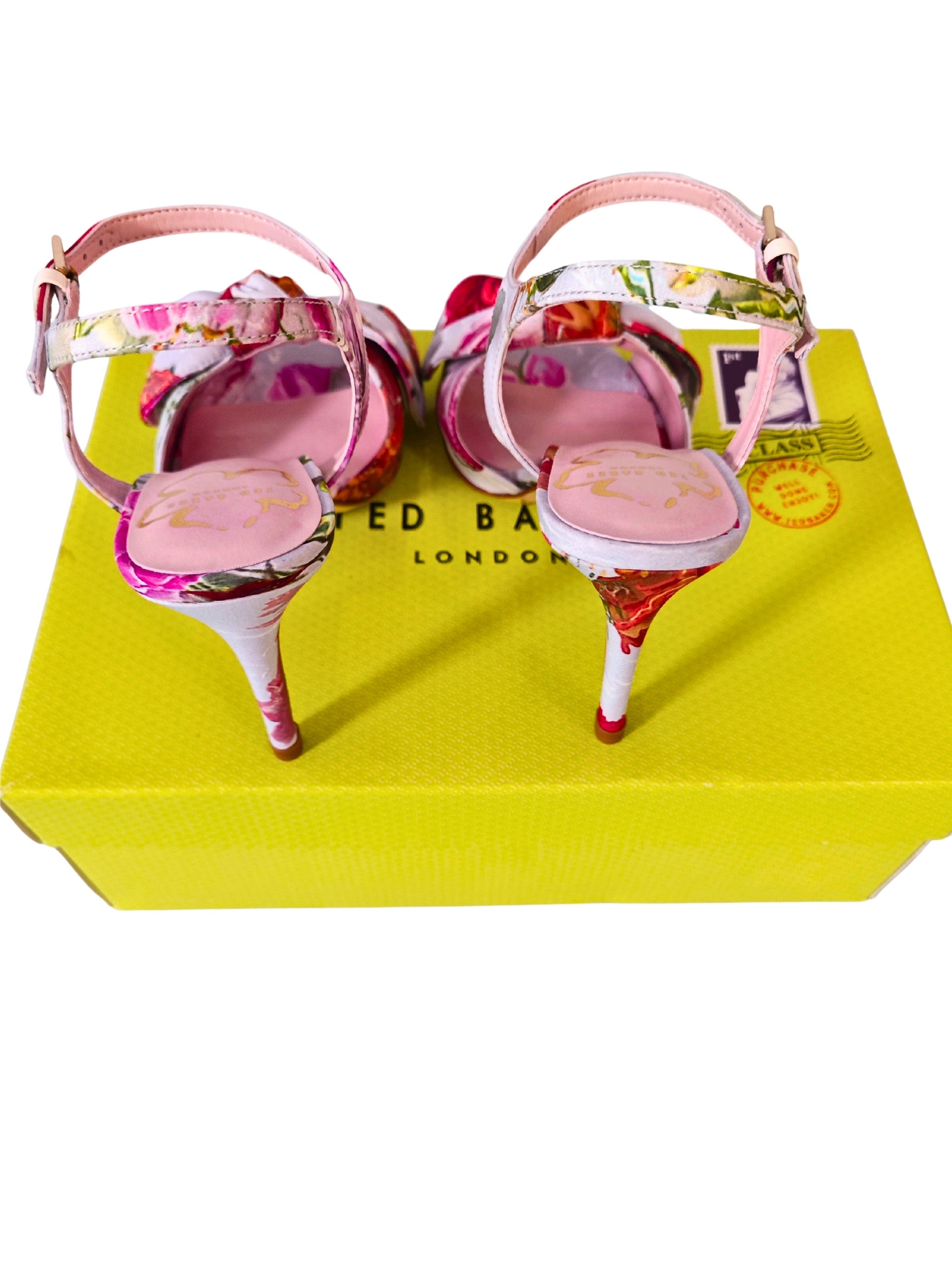 Vista trasera sandalias Ted Baker London NEELIA sobre caja amarilla, tacón fino y correa tobillo, estampado floral