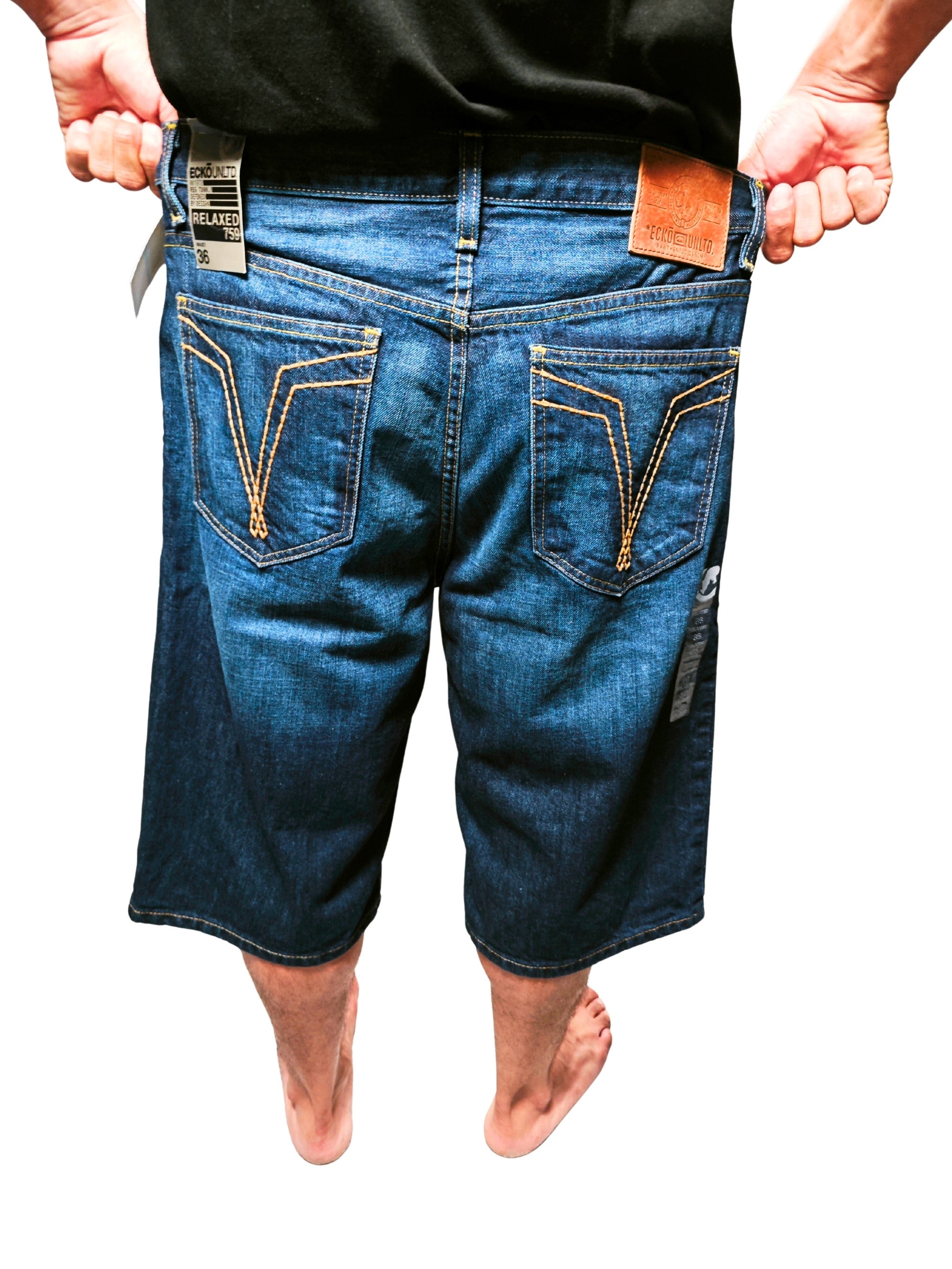 Vista trasera de bermudas ECKO UNLTD con bolsillos decorados y parche original de piel de la marca.