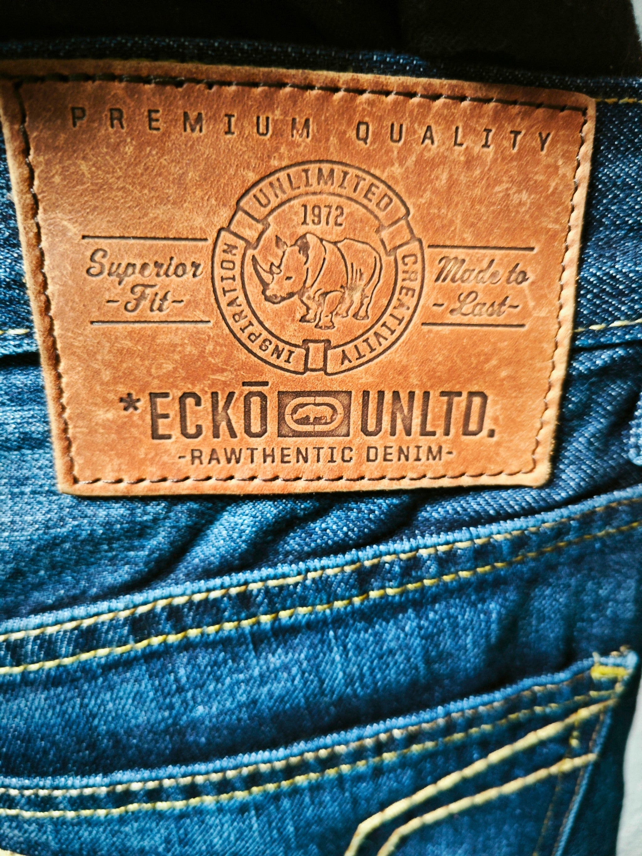 Detalle del parche trasero ECKO UNLTD Rawthentic Denim con acabado premium efecto cuero.