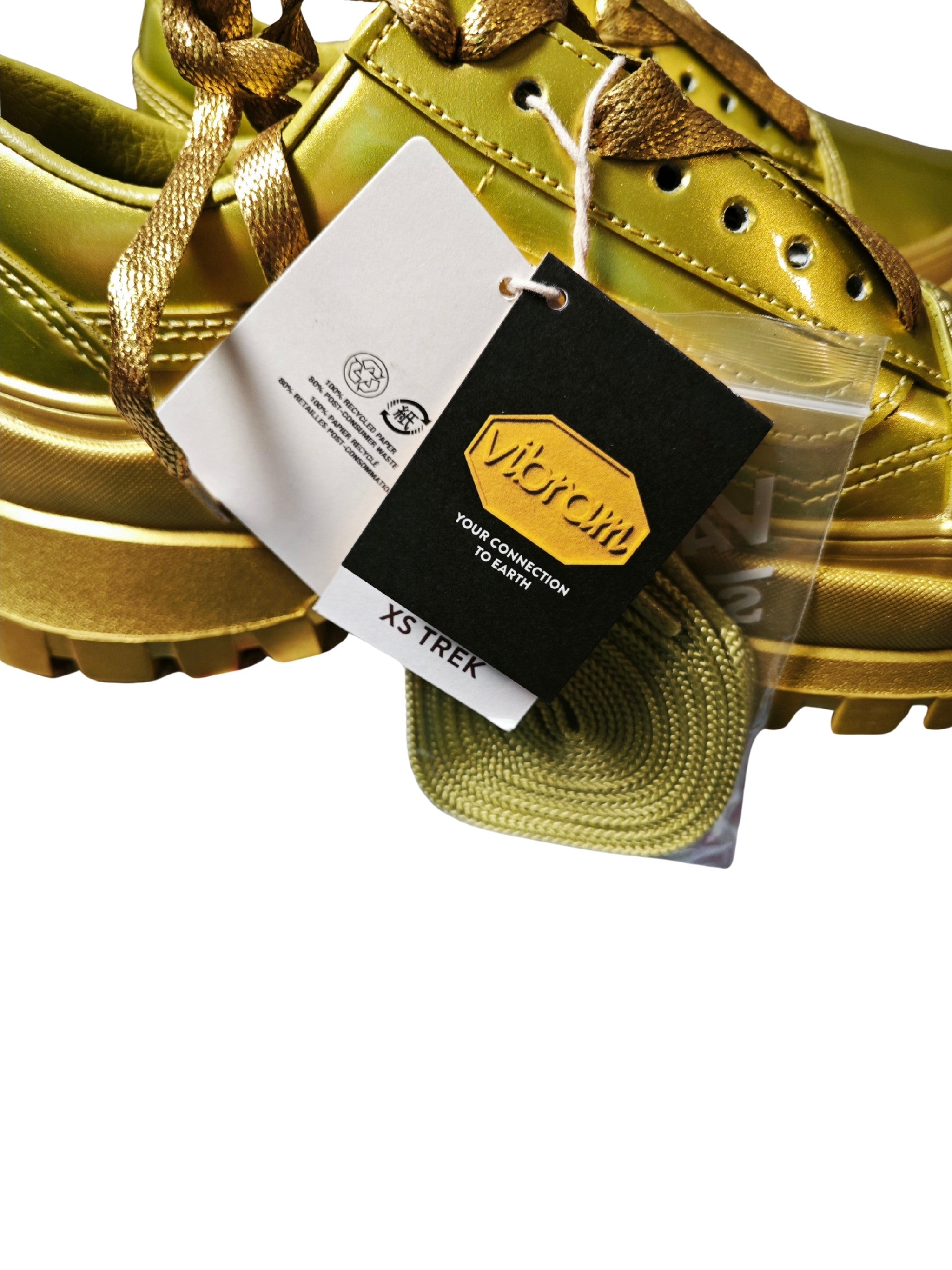Detalle de los cordones satinados dorados y acabados premium de las Vans Old Skool Vibram DX.