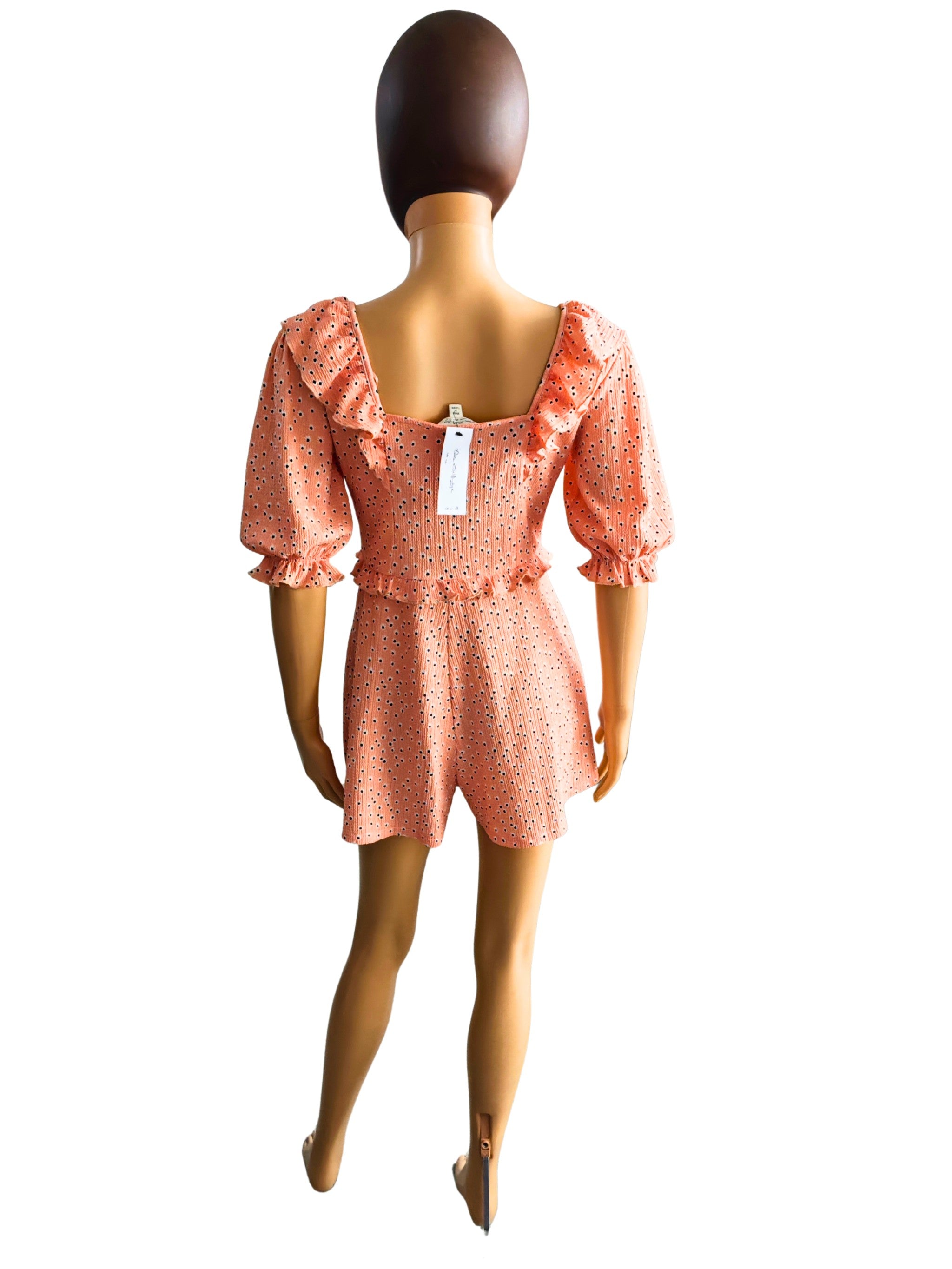 Vista trasera del mono corto Miss Selfridge salmón con cintura elástica y mangas abullonadas.