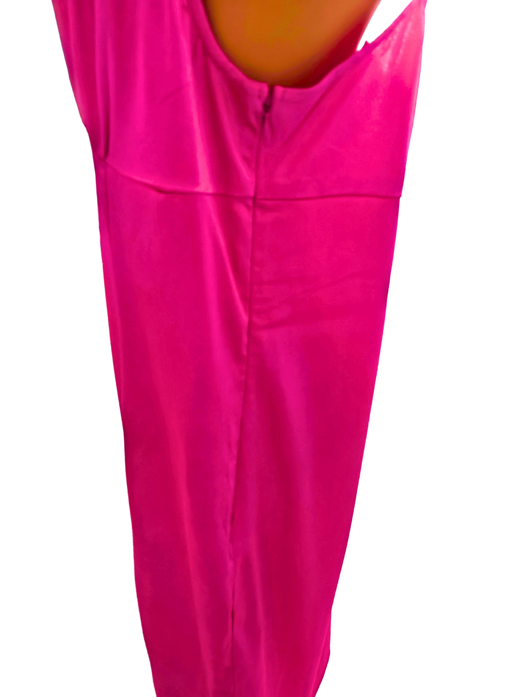 Cremallera lateral cerrada:
Detalle de la cremallera lateral cerrada del vestido lencero satinado H&M en color rosa cerise.