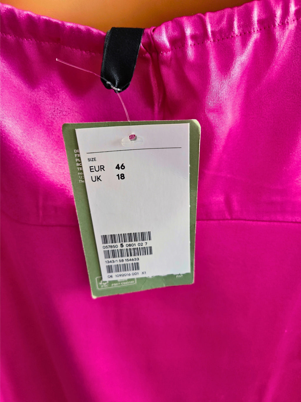 Etiqueta H&M:
Etiqueta original de H&M en vestido lencero midi satinado rosa cerise nuevo con etiqueta.