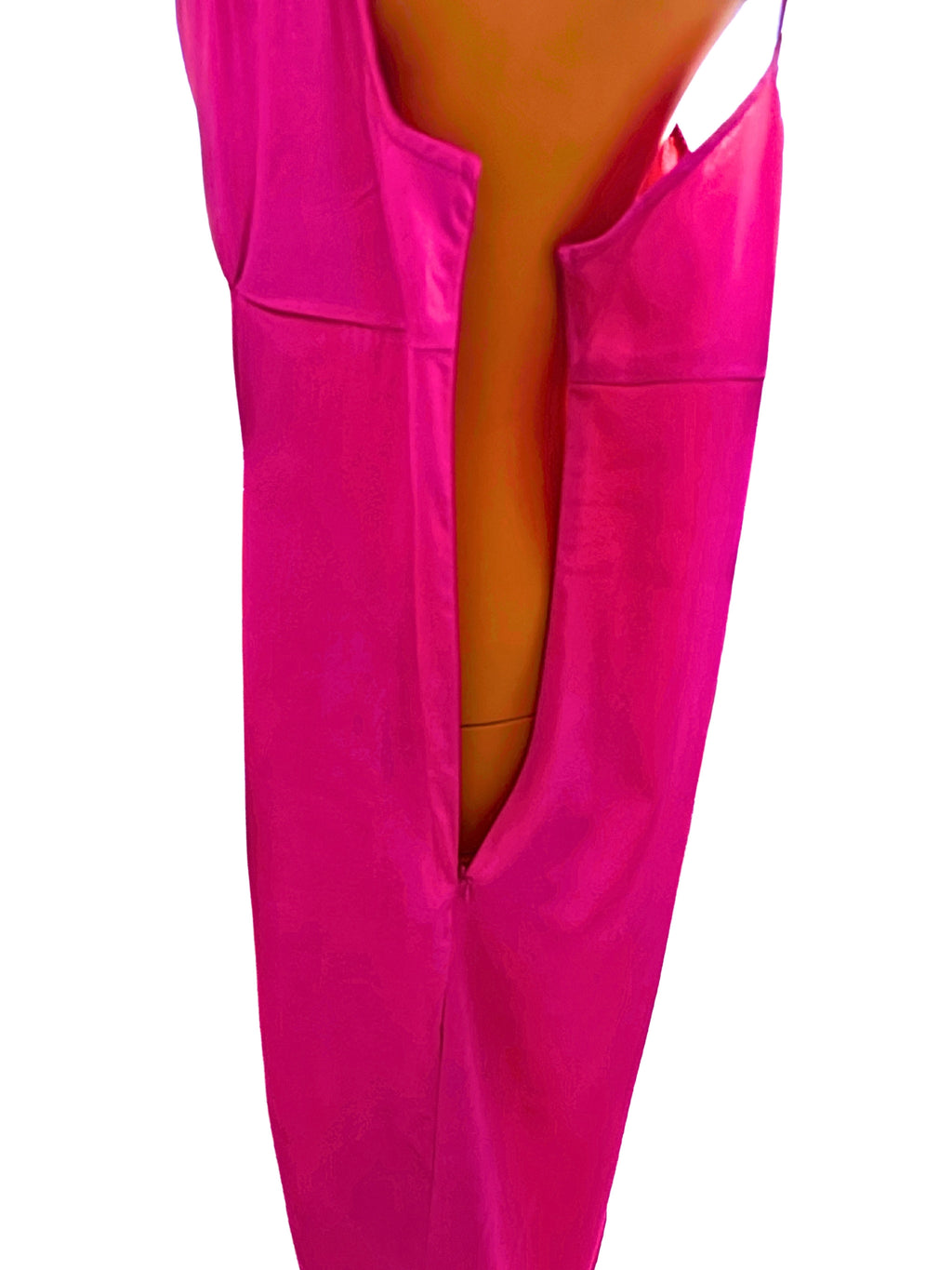 Cremallera lateral abierta:
Detalle de la cremallera lateral abierta del vestido satinado rosa cerise H&M, mostrando el cierre oculto.