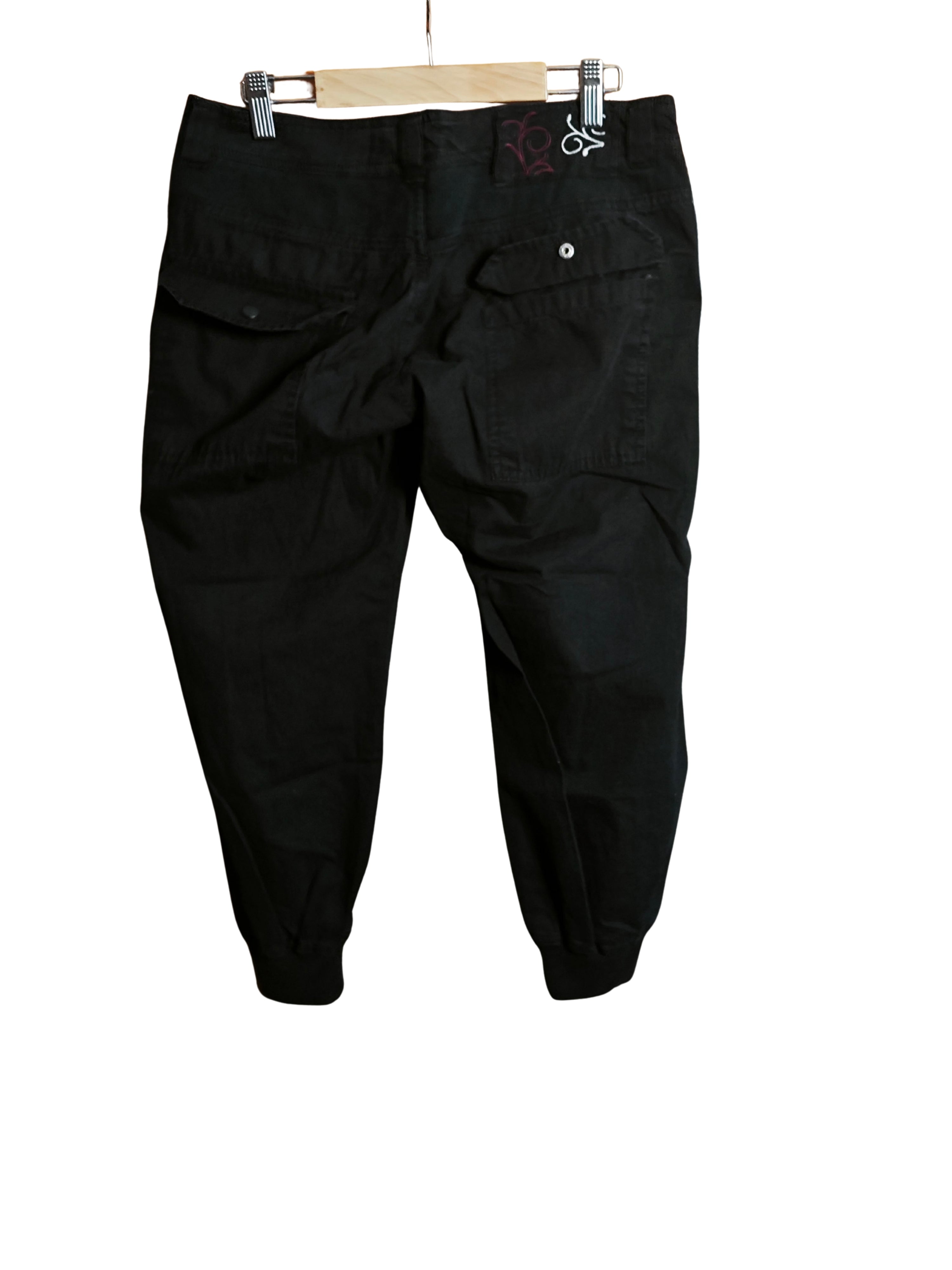 Pantalón capri negro Stradivarius con bolsillos traseros y detalles bordados