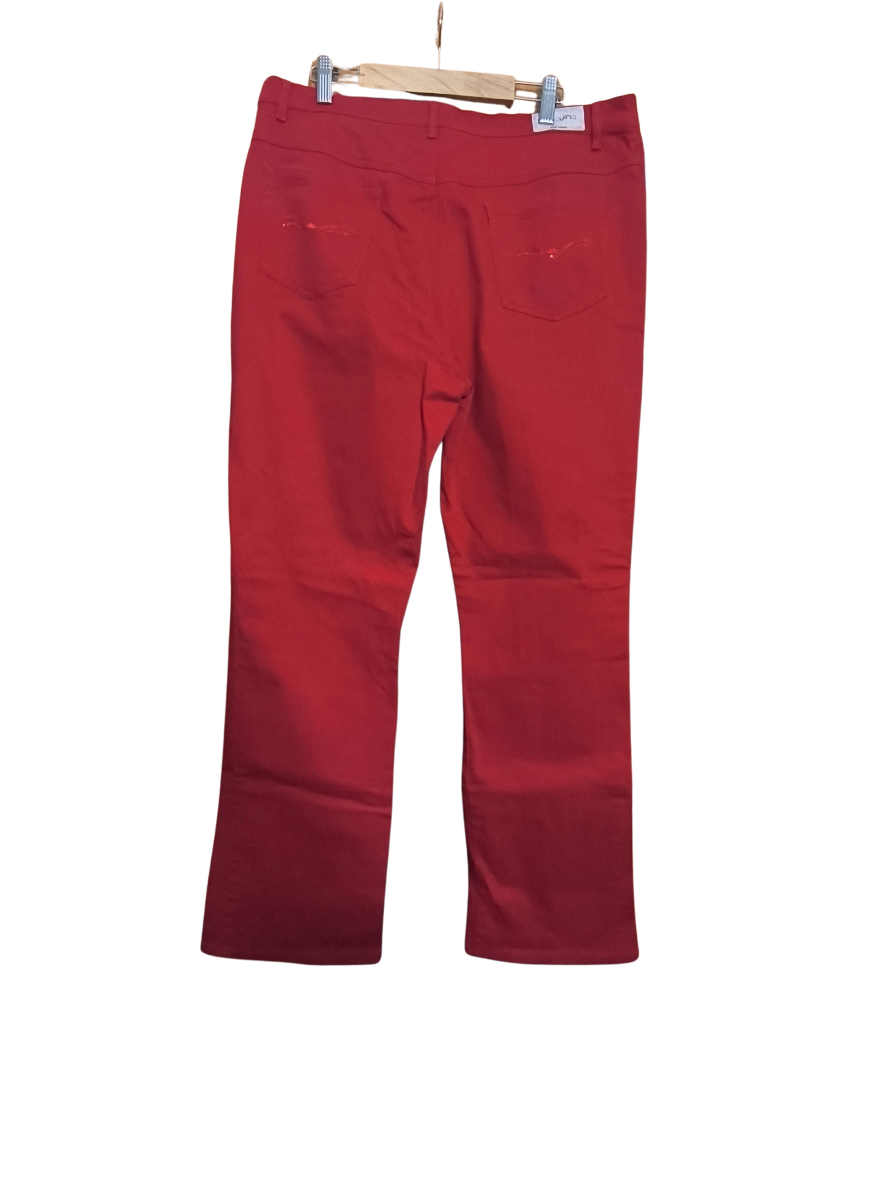 Parte trasera del pantalón rojo Wanquinq con bolsillos y detalles brillantes.