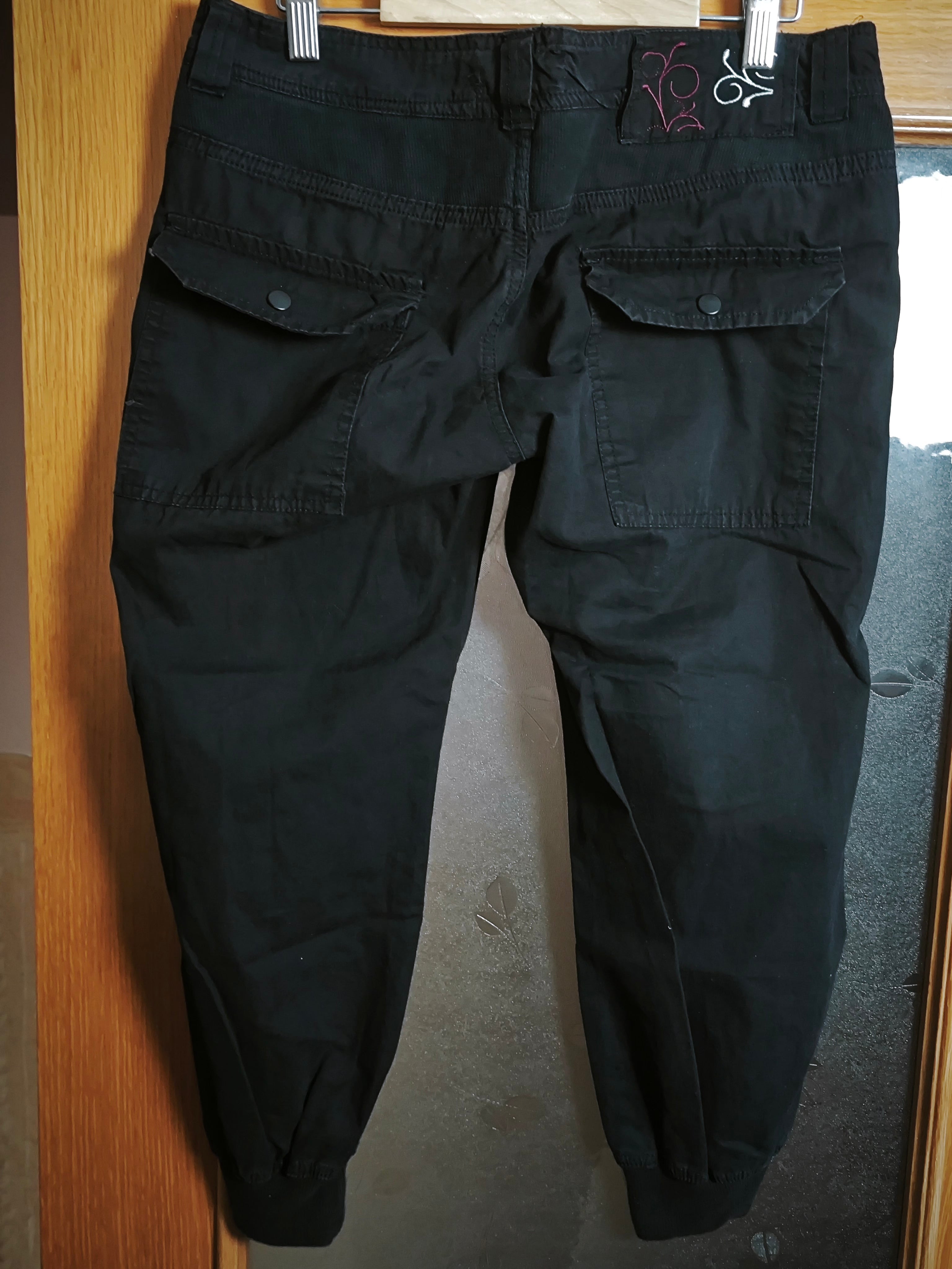 🖤 PANTALÓN PIRATA CARGO NEGRO STRADIVARIUS · TALLA 40 · SEGUNDA MANO ♻️