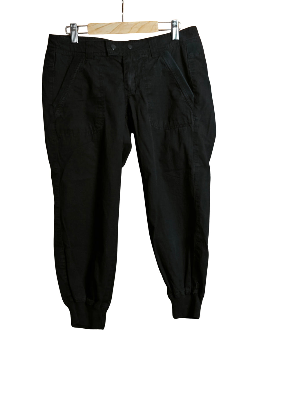 Pantalón pirata cargo negro Stradivarius de mujer, talla 40, vista delantera