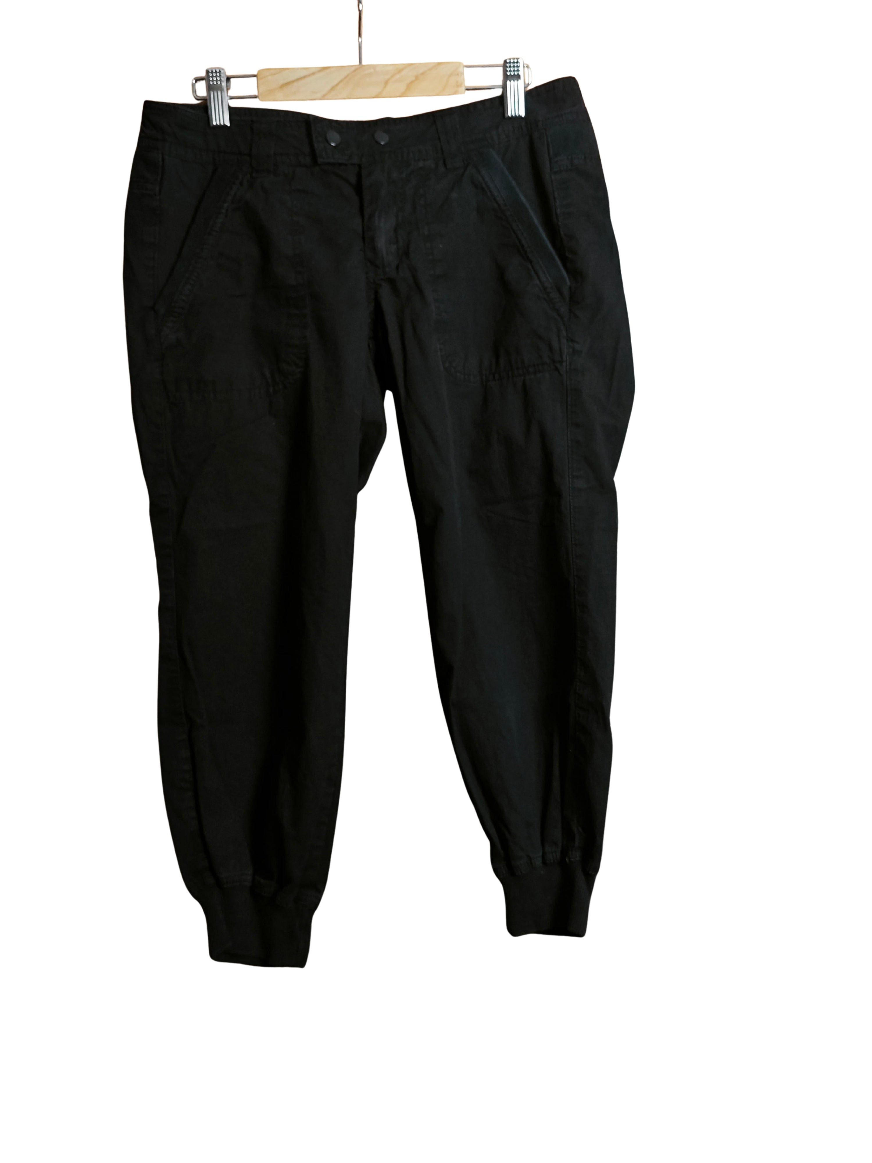Pantalón pirata cargo negro Stradivarius de mujer, talla 40, vista delantera