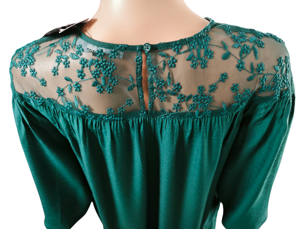 💚 Vestido verde esmeralda Etam con encaje floral delicado ✨
