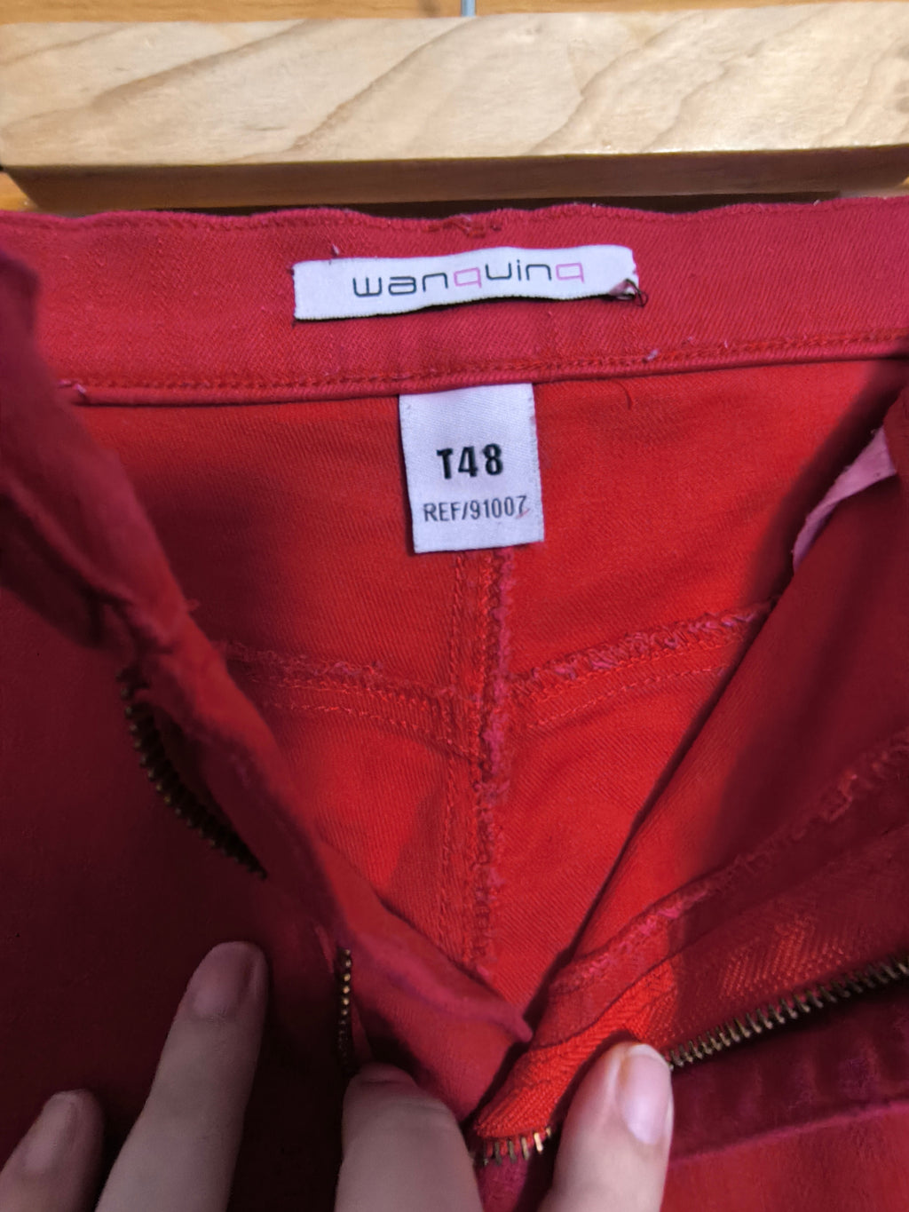 Detalle del cierre, botón metálico con piedra brillante y cintura del pantalón Wanquinq.