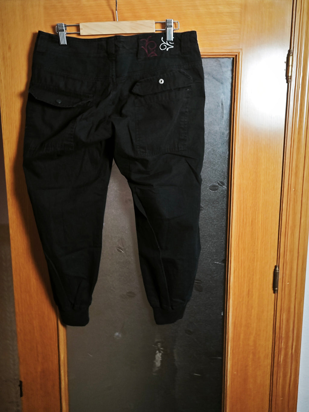 🖤 PANTALÓN PIRATA CARGO NEGRO STRADIVARIUS · TALLA 40 · SEGUNDA MANO ♻️