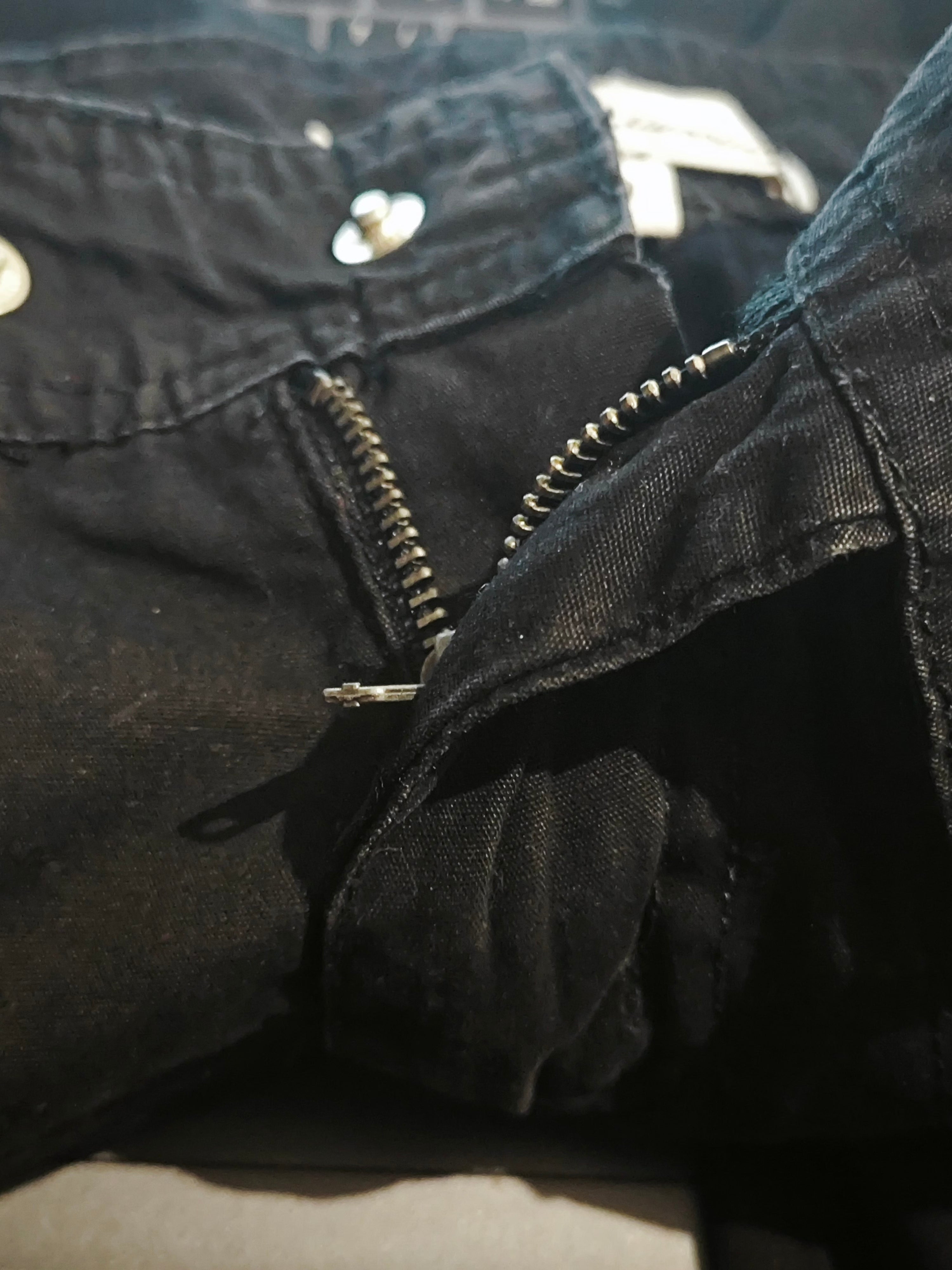 Detalle del cierre y los puños elásticos del pantalón cargo Stradivarius