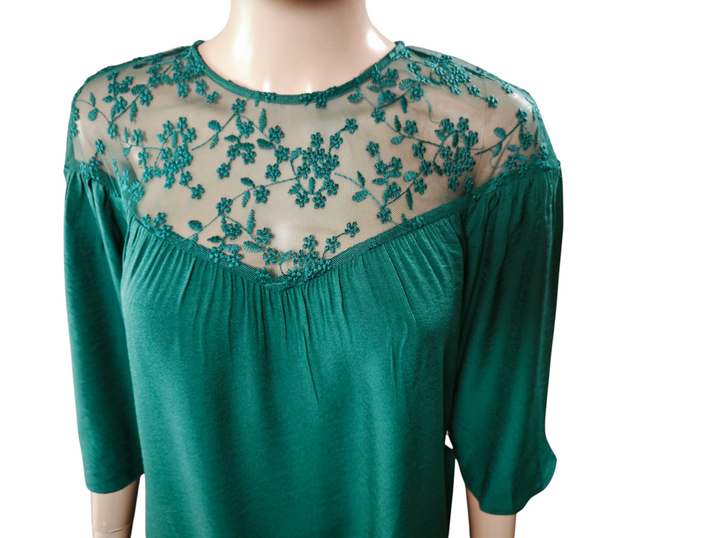 💚 Vestido verde esmeralda Etam con encaje floral delicado ✨