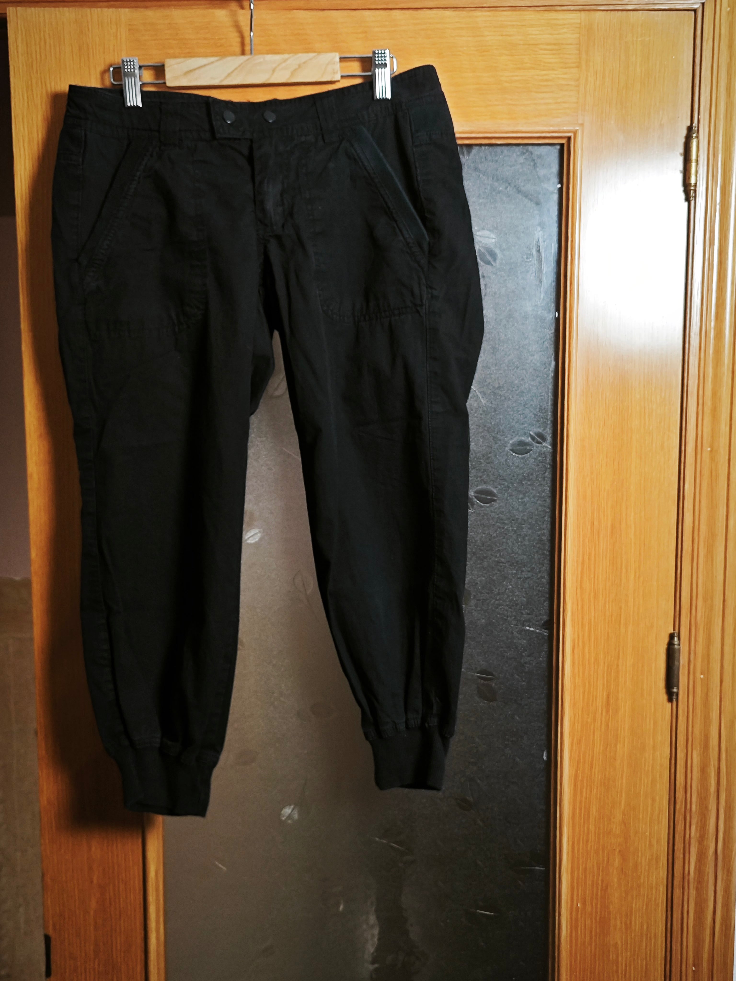 🖤 PANTALÓN PIRATA CARGO NEGRO STRADIVARIUS · TALLA 40 · SEGUNDA MANO ♻️