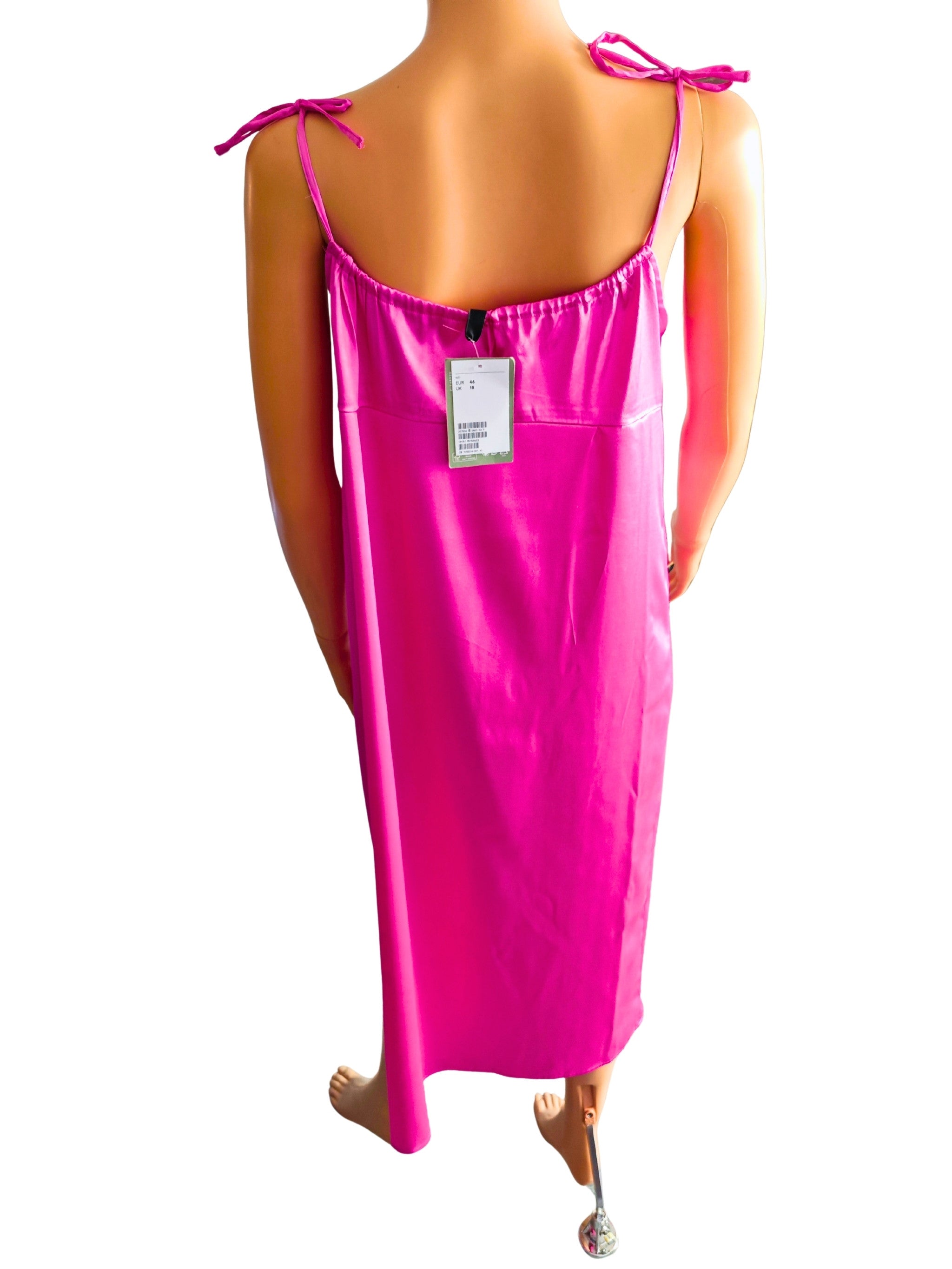 Vista trasera del vestido midi satinado rosa cerise H&M con espalda recta y caída fluida.