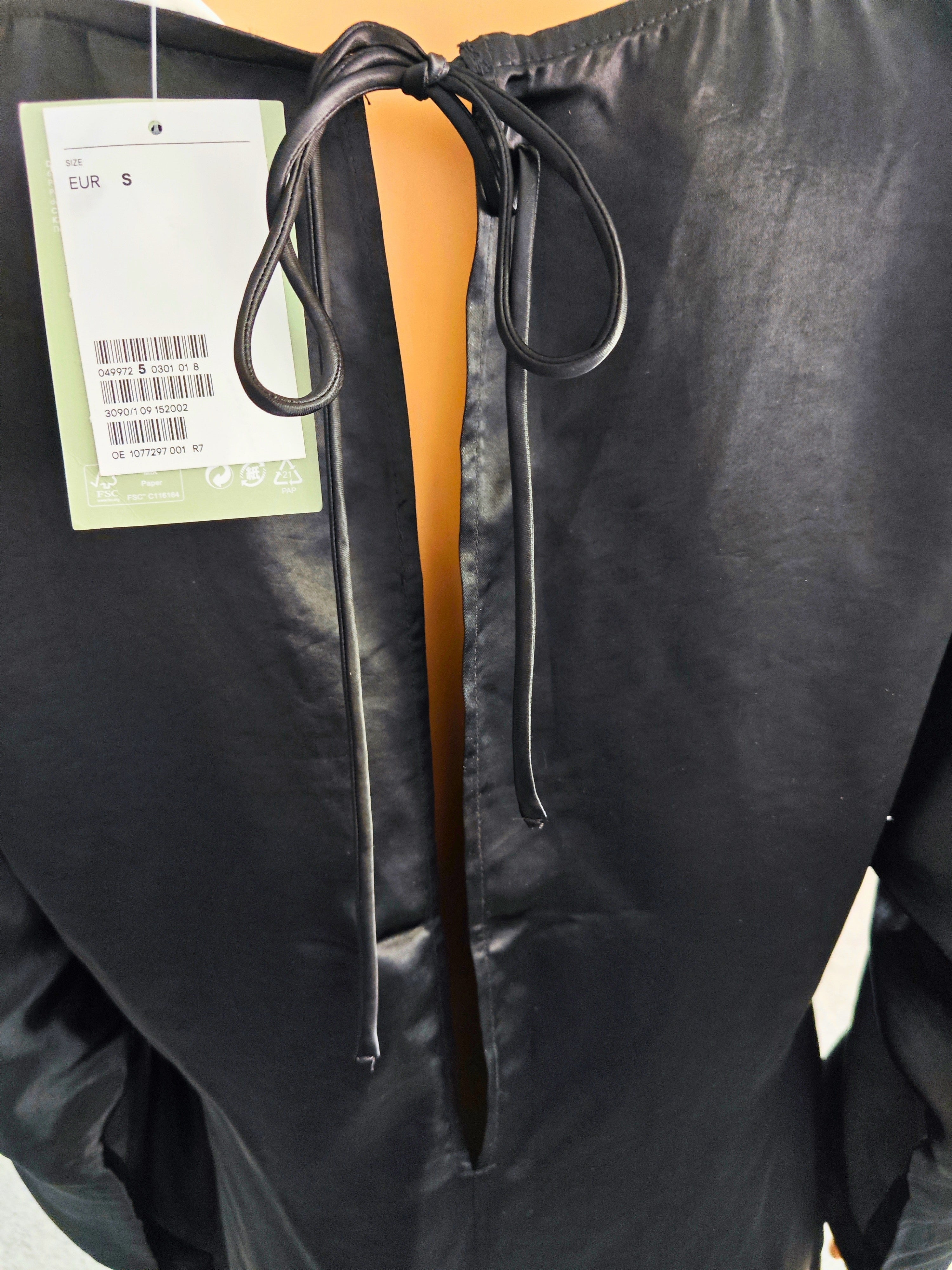🖤 Vestido largo satinado negro H&M . Elegancia que deslumbra con cada movimiento🖤