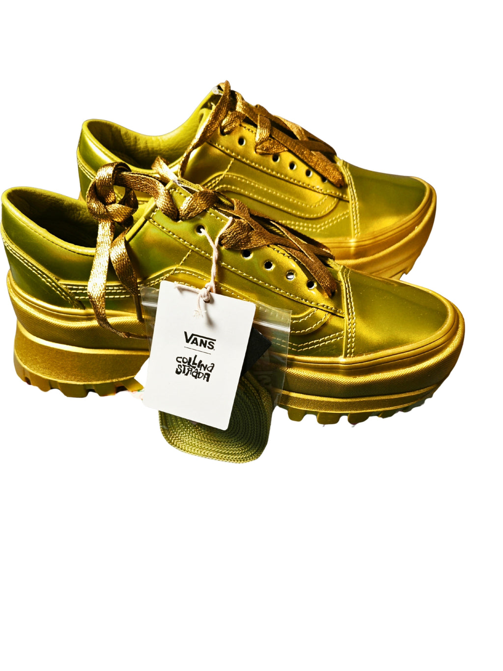 Vista lateral de las Vans Old Skool Vibram DX doradas con exclusiva suela Vibram de alto rendimiento.